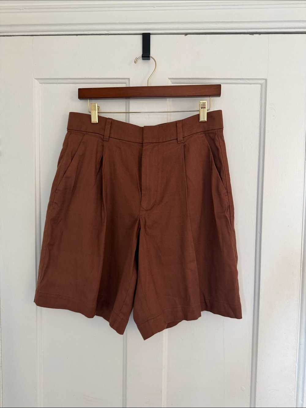 Everlane pleated linen shorts